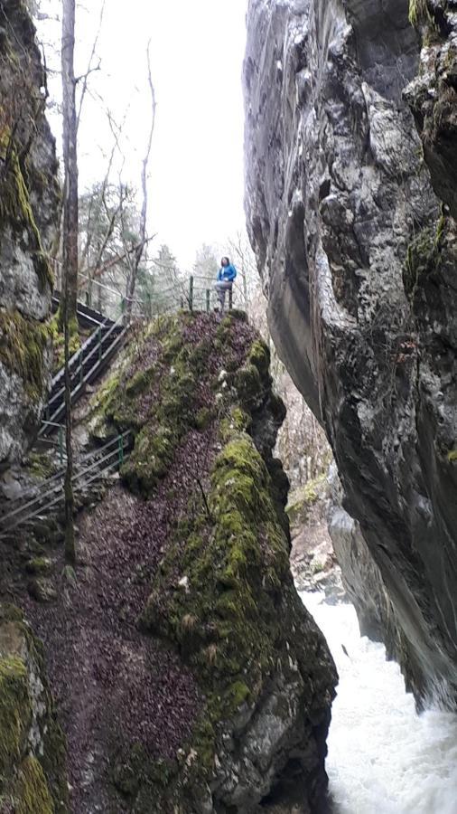 Halte Au Pied Du Creux Du Van Travers Eksteriør bilde