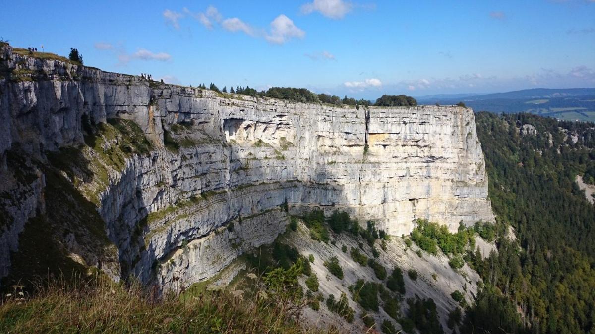 Halte Au Pied Du Creux Du Van Travers Eksteriør bilde